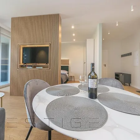 Prestige Modern Tower Apartment *